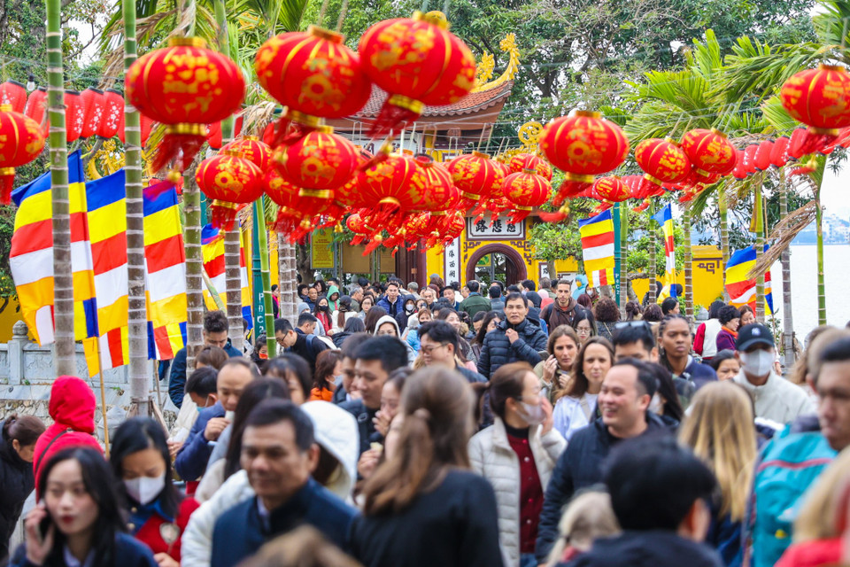 Dù lượng người đi lễ đông nhưng phần lớn đều giữ ý thức, không chen lấn, xô đẩy. Các nhà chùa cũng bố trí lực lượng hướng dẫn, nhắc nhở để đảm bảo không gian trang nghiêm, tôn kính. (Ảnh: Minh Sơn/Vietnam+)