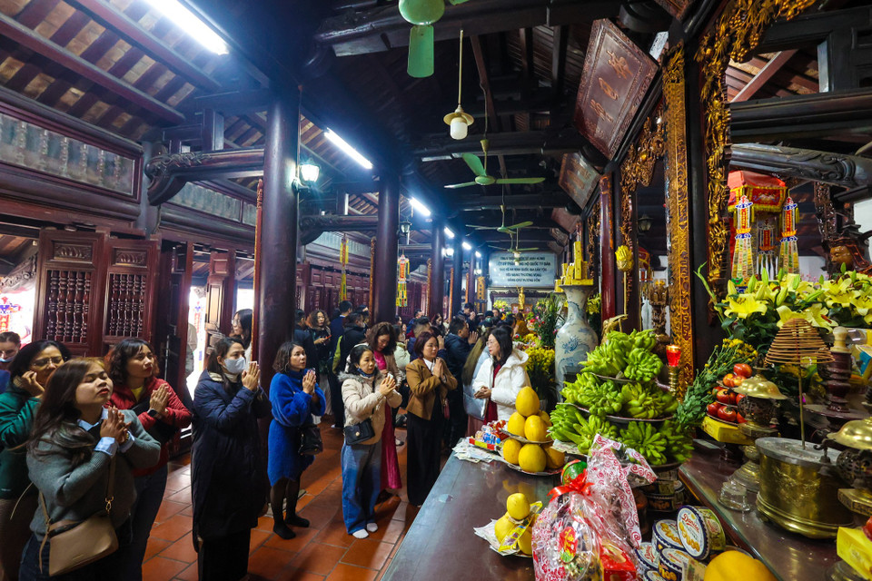 Có thể thấy, dù cuộc sống ngày càng hiện đại, nhịp sống bận rộn nhưng truyền thống lễ chùa đầu năm vẫn được người dân Thủ đô duy trì như một nét đẹp không thể thiếu. (Ảnh: Minh Sơn/Vietnam+)