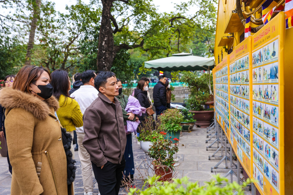 Đây không chỉ là dịp để con người tìm đến sự thanh tịnh, mà còn là một cách để khởi đầu năm mới với nhiều hy vọng và niềm tin tốt đẹp. (Ảnh: Minh Sơn/Vietnam+)