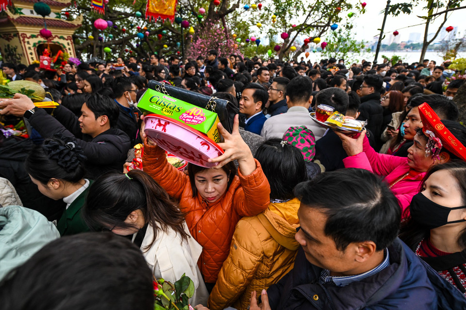 Lễ chùa đầu năm là một phong tục đẹp trong văn hóa tâm linh của người Việt Nam. (Ảnh: Minh Sơn/Vietnam+)