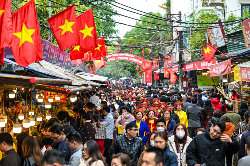 Người dân tranh thủ giờ nghỉ trưa đi lễ chùa. Ngay từ sáng sớm, dòng người đổ về các chùa lớn trên địa bàn Hà Nội đã đông đúc. Đặc biệt vào giờ nghỉ trưa, lượng người đến chùa càng tăng mạnh. (Ảnh: Minh Sơn/Vietnam+)