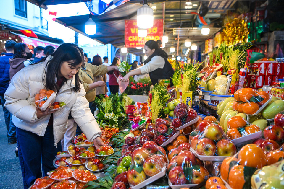 Nằm ven Hồ Tây, Phủ Tây Hồ nổi tiếng linh thiêng trong việc cầu tài lộc, sự nghiệp. Nhiều người tin rằng đi lễ vào những ngày đầu năm sẽ mang lại nhiều may mắn, thuận lợi trong công việc và cuộc sống. (Ảnh: Minh Sơn/Vietnam+)