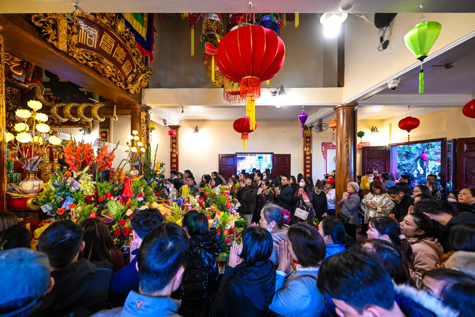 Người dân không chỉ cầu mong sức khỏe, bình an mà còn gửi gắm ước nguyện về sự thịnh vượng, thành công. (Ảnh: Minh Sơn/Vietnam+)