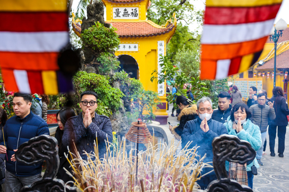 Việc đi lễ chùa đầu năm không chỉ là một nghi thức tâm linh mà còn thể hiện truyền thống văn hóa lâu đời của người Việt. Dù xã hội phát triển, những giá trị này vẫn luôn được gìn giữ, tiếp nối từ thế hệ này sang thế hệ khác. (Ảnh: Minh Sơn/Vietnam+)