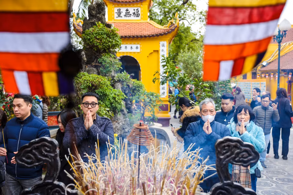Việc đi lễ chùa đầu năm không chỉ là một nghi thức tâm linh mà còn thể hiện truyền thống văn hóa lâu đời của người Việt. Dù xã hội phát triển, những giá trị này vẫn luôn được gìn giữ, tiếp nối từ thế hệ này sang thế hệ khác. (Ảnh: Minh Sơn/Vietnam+)