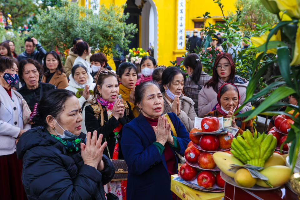 Cô Trần Thị Vẻ (Long Biên, Hà Nội) cho biết năm nào cũng vậy, cứ mùng 6 Tết khai Xuân, cô thường đến chùa Trấn Quốc, Phủ Tây Hồ để thắp hương cầu mong sức khoẻ, bình an, gia đình hạnh phúc, con cái thành đạt. (Ảnh: Minh Sơn/Vietnam+)