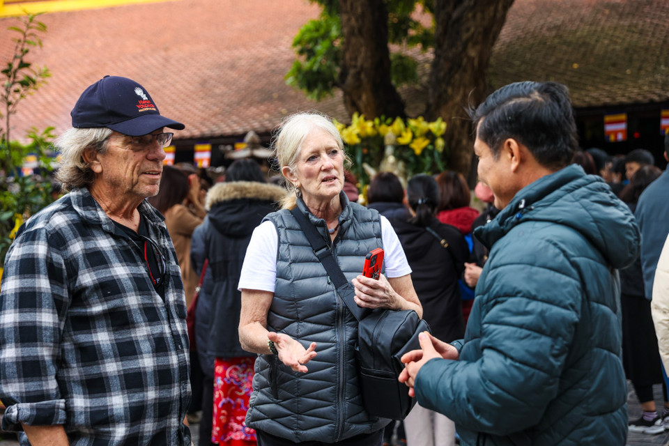 Nhiều du khách nước ngoài trong dịp này cũng đến tham quan cũng như tìm hiểu về các ngôi chùa cổ nổi tiếng của Thủ đô. (Ảnh: Minh Sơn/Vietnam+)
