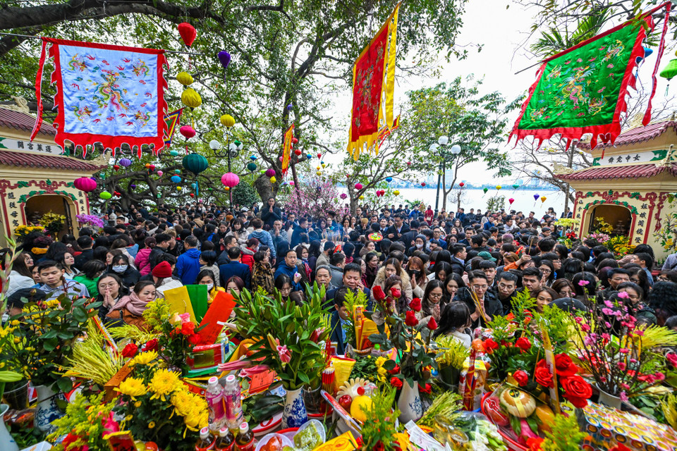 Đi lễ đền, chùa đầu năm là nét đẹp văn hóa của người Việt Nam nói chung và người dân Hà Nội nói riêng qua bao thế hệ. (Ảnh: Minh Sơn/Vietnam+)