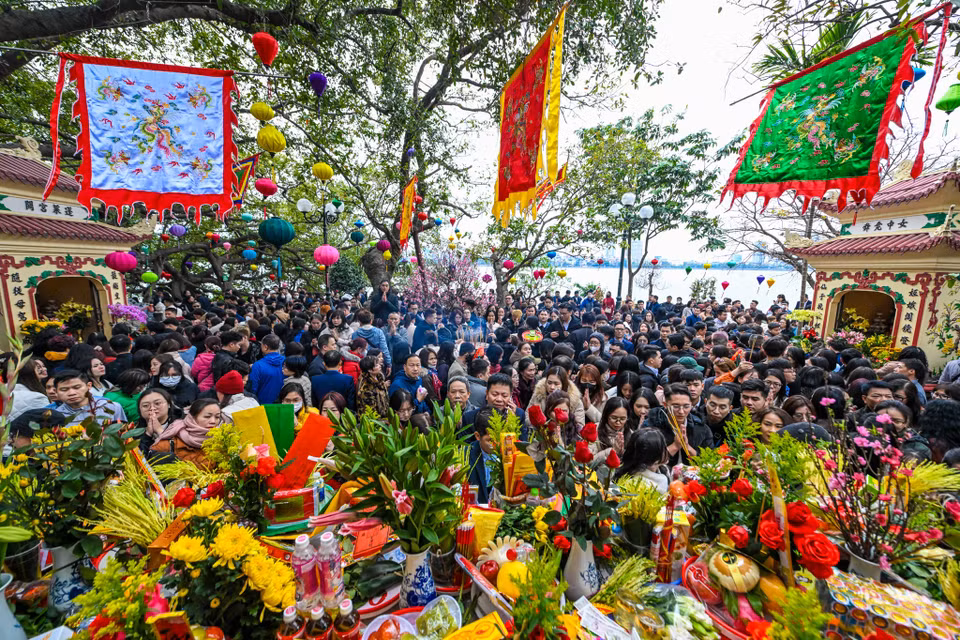 Đi lễ đền, chùa đầu năm là nét đẹp văn hóa của người Việt Nam nói chung và người dân Hà Nội nói riêng qua bao thế hệ. (Ảnh: Minh Sơn/Vietnam+)