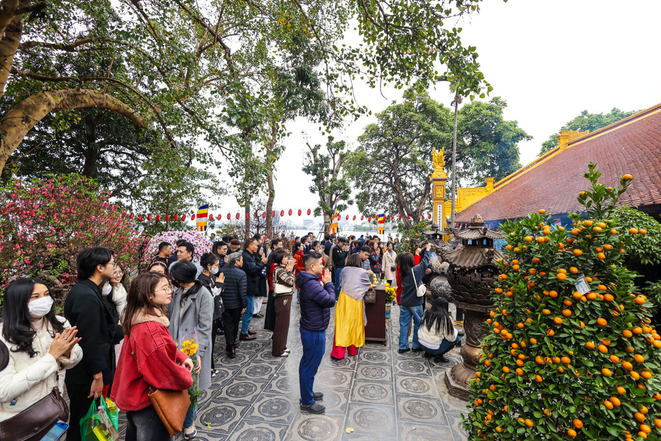 Dù không gian trong chùa không quá rộng nhưng ai cũng cố gắng giữ trật tự, nhẹ nhàng hành lễ. (Ảnh: Minh Sơn/Vietnam+)