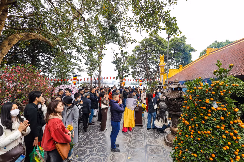 Dù không gian trong chùa không quá rộng nhưng ai cũng cố gắng giữ trật tự, nhẹ nhàng hành lễ. (Ảnh: Minh Sơn/Vietnam+)