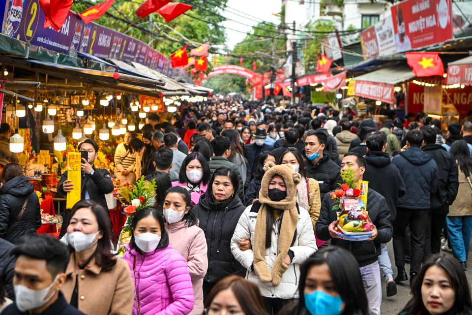 Tại khu vực Phủ Tây Hồ đã xảy ra tình trạng ách tắc khi hàng ngàn người dân đến hành lễ. (Ảnh: Minh Sơn/Vietnam+)