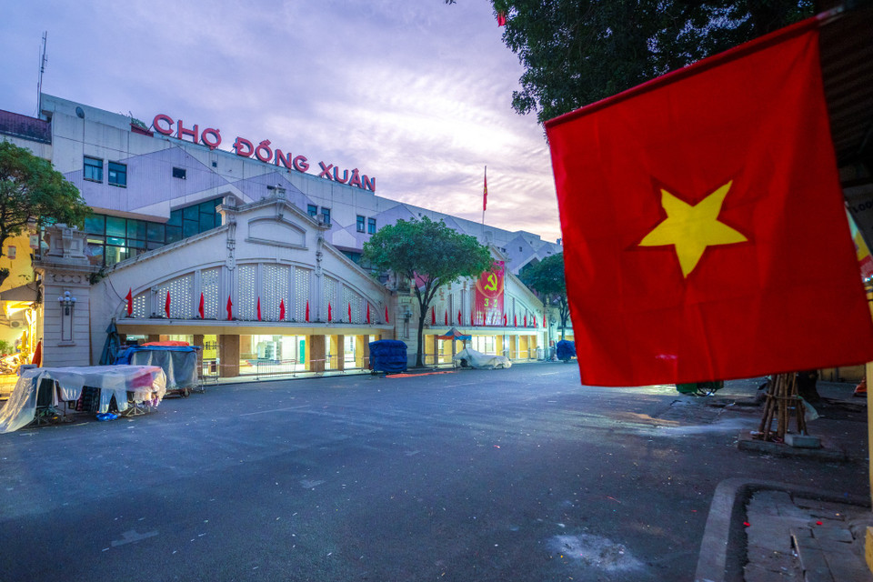 Chúng ta có thể cảm nhận những góc phố vắng hoe, người dân thỏa sức dạo bộ, chụp hình, tận hưởng không khí yên bình buổi sáng đầu năm. (Ảnh: Minh Sơn/Vietnam+)