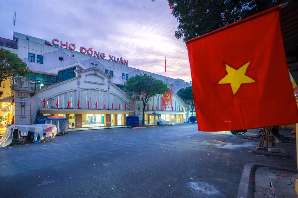 Chúng ta có thể cảm nhận những góc phố vắng hoe, người dân thỏa sức dạo bộ, chụp hình, tận hưởng không khí yên bình buổi sáng đầu năm. (Ảnh: Minh Sơn/Vietnam+)