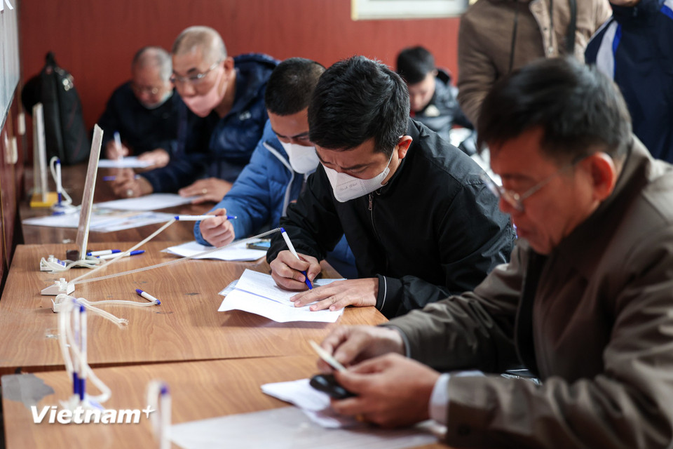 Cán bộ Sở Giao thông vận tải Hà Nội cho biết người dân có nhu cầu đổi giấy phép lái xe do ngành giao thông vận tải cấp cần chuẩn bị hồ sơ gồm: Giấy khám sức khỏe điện tử, bản chụp giấy phép lái xe, bản chụp căn cước công dân hoặc hộ chiếu, ảnh chân dung theo tiêu chuẩn. (Ảnh: Minh Sơn/Vietnam+)