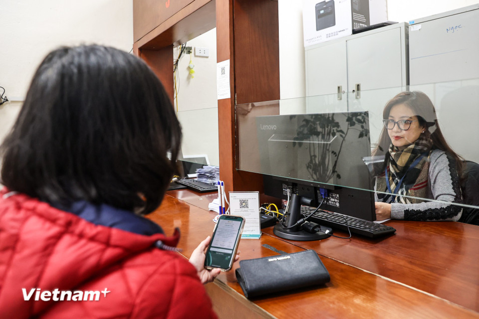 Ngày 19/2, Cục Đường bộ Việt Nam đã có văn bản đề nghị các sở giao thông vận tải các tỉnh, thành phố trực thuộc Trung ương tiếp tục cấp, đổi giấy phép lái xe trong lúc chờ chuyển giao nhiệm vụ này cho Bộ Công an. (Ảnh: Minh Sơn/Vietnam+)