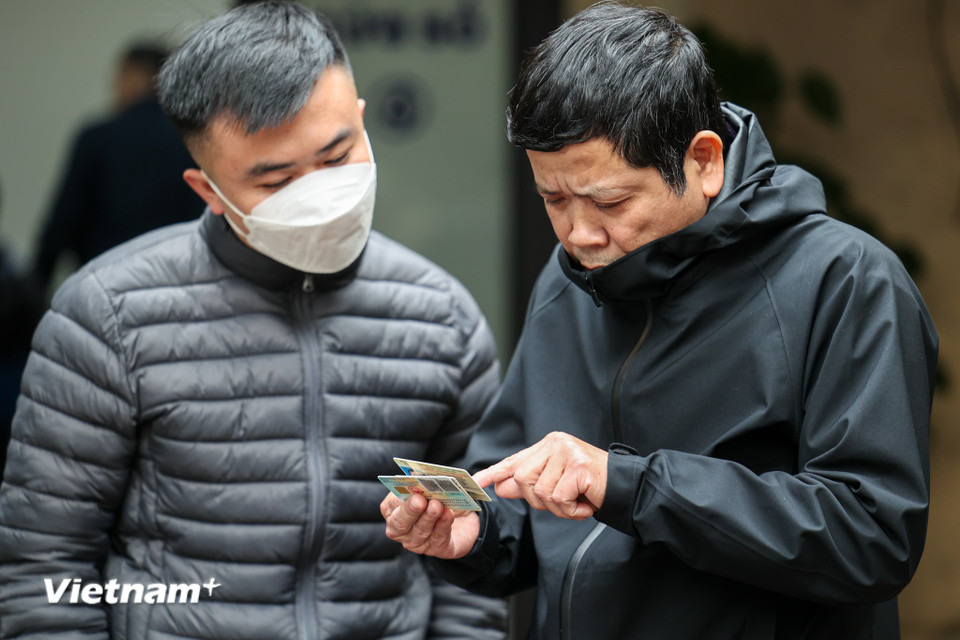 Theo đó, Cục Đường bộ đề nghị các sở giao thông vận tải có phương án tiếp nhận, xử lý hồ sơ đổi, cấp lại giấy phép lái xe, cấp giấy phép lái xe quốc tế để việc tiếp nhận và ký giấy phép lái xe đã được tiếp nhận được diễn ra liên tục, không gián đoạn đến trước ngày có quy định về thời điểm chuyển giao nhiệm vụ của cơ quan có thẩm quyền. (Ảnh: Minh Sơn/Vietnam+)