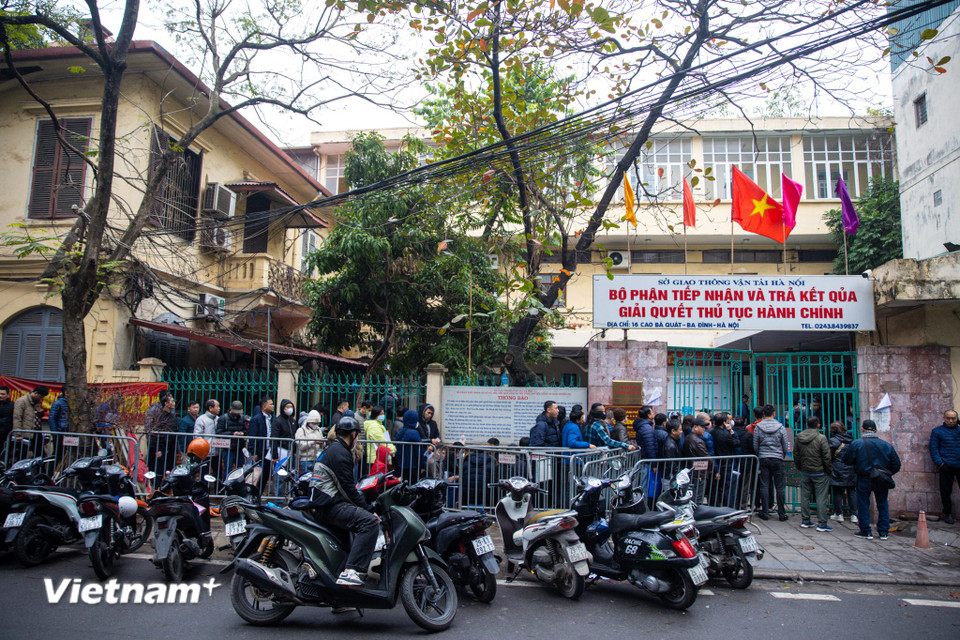 Những ngày gần đây, các điểm cấp, đổi giấy phép lái xe tại Hà Nội đang trong tình trạng quá tải. Nguyên nhân được cho là trong thời gian gần đây, nhiều người lo ngại về sự xáo trộn khi việc cấp đổi giấy phép chuyển từ Bộ Giao thông Vận tải sang Bộ Công an, dẫn đến tình trạng ùn tắc tại các Sở Giao thông Vận tải. (Ảnh: Minh Sơn/Vietnam+)