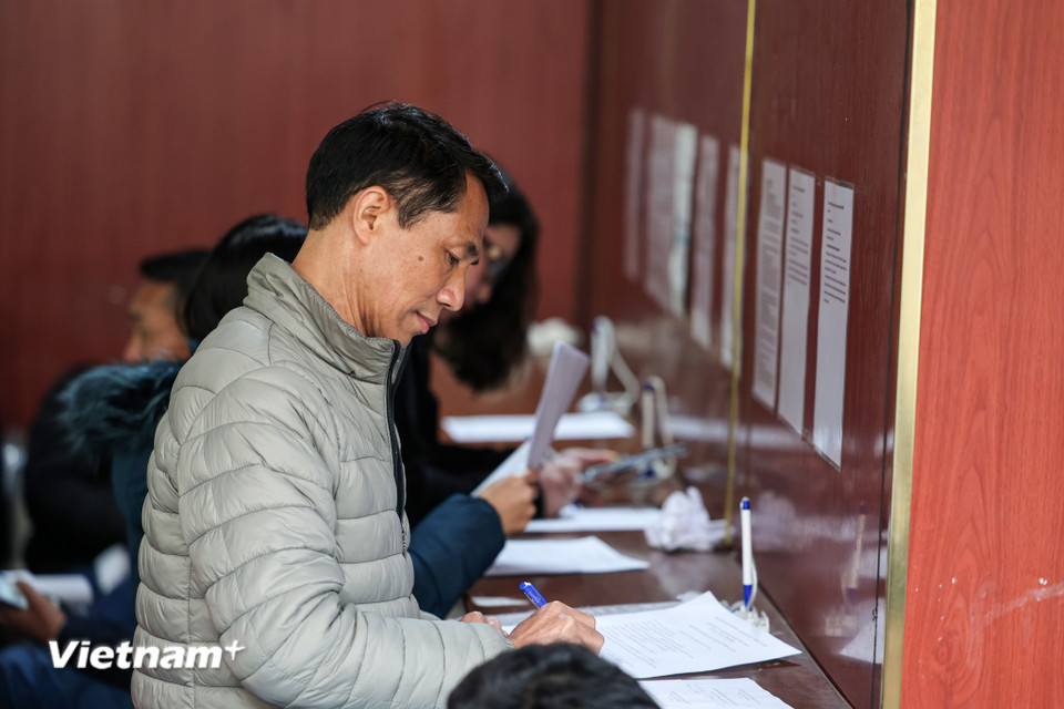 Ông Nguyễn Đại Việt (sinh năm 1972, trú tại Lĩnh Nam, Hoàng Mai, Hà Nội) thực hiện thủ tục đổi giấy phép lái xe từ B2 sang C1. Ông Việt cho biết, thủ tục cấp đổi đơn giản nhưng vì số lượng người đăng ký đông nên phải chờ khá lâu mới đến lượt. (Ảnh: Minh Sơn/Vietnam+)