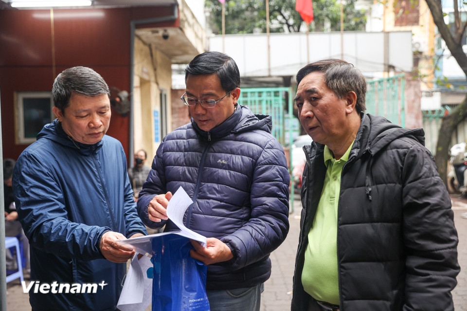 Các thủ tục cấp, đổi giấy phép lái xe diễn ra nhanh chóng, thuận tiện nhưng do lượng người đến quá đông dẫn đến tình trạng quá tải. (Ảnh: Minh Sơn/Vietnam+)