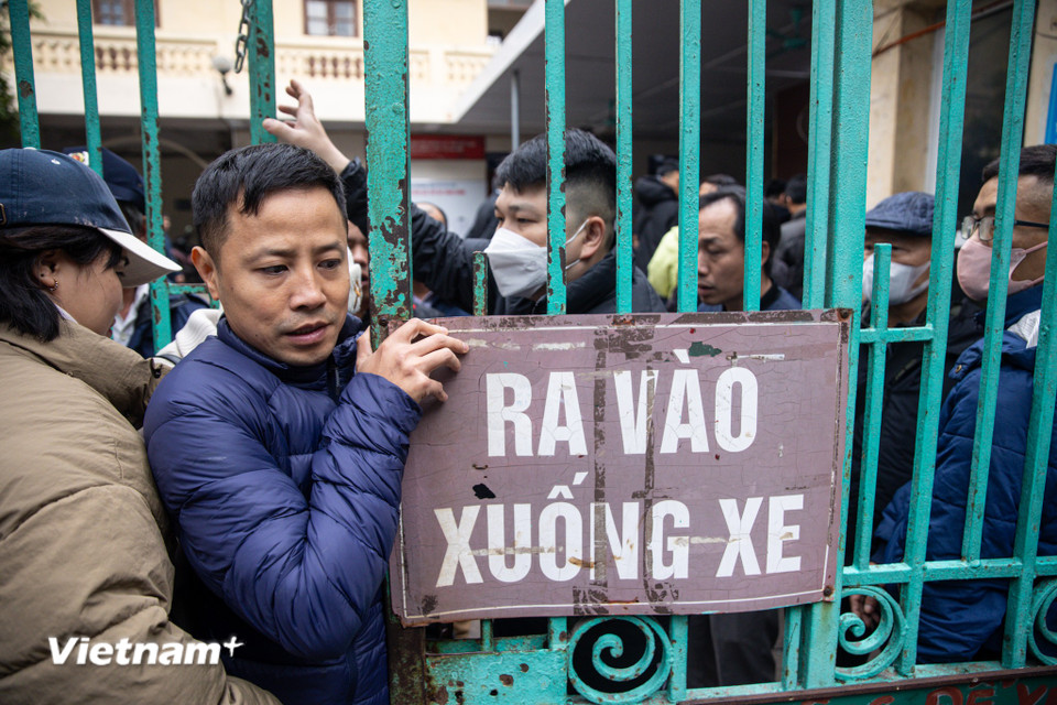 Nhân viên tại đây cho biết khoảng 5 ngày qua, người dân đến làm các thủ tục cấp, đổi giấy phép lái xe tăng cao đột biến. 'Ngày thường chúng tôi tiếp nhận khoảng 200 hồ sơ nhưng mấy ngày qua tiếp nhận đến 400 hồ sơ/ngày,' nam nhân viên nói. (Ảnh: Minh Sơn/Vietnam+)