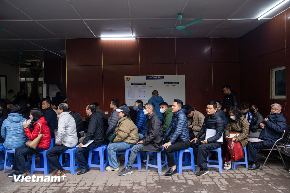 Trong ngày 19/2, tại bộ phận tiếp nhận và trả kết quả Sở Giao thông vận tải Hà Nội tại Cao Bá Quát đã phát khoảng 200 số thứ tự cấp, đổi giấy phép lái xe. (Ảnh: Minh Sơn/Vietnam+)