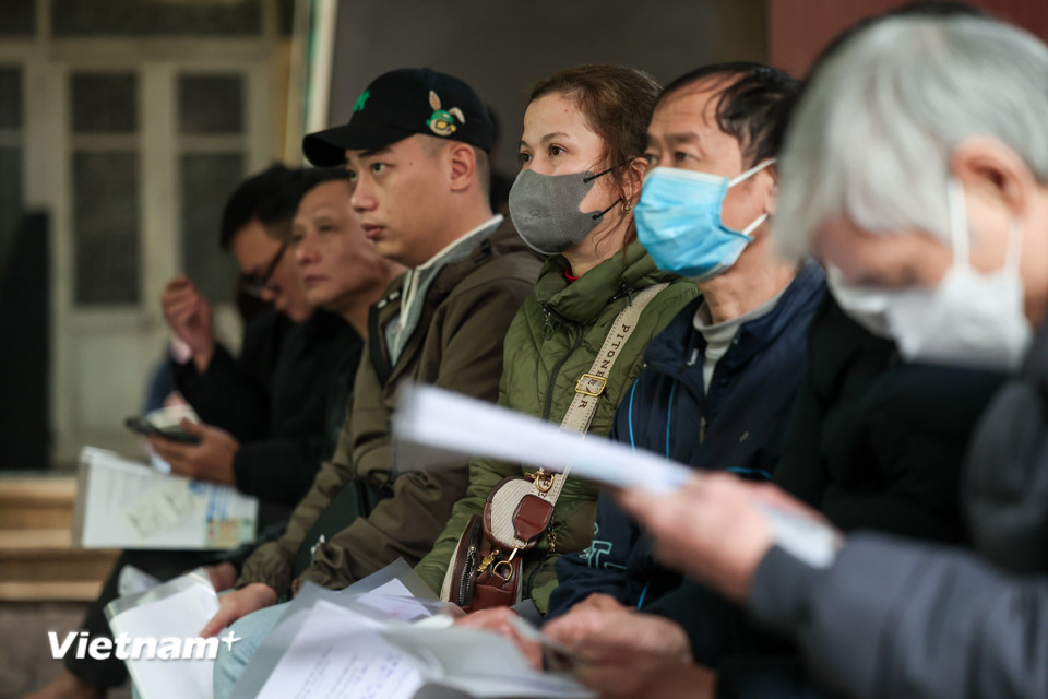 Nhiều tài xế cho hay việc đổi giấy phép lái xe ôtô trực tuyến thông qua cổng dịch vụ công quốc gia gặp trục trặc nên phải đến Sở Giao thông vận tải Hà Nội để làm trực tiếp. (Ảnh: Minh Sơn/Vietnam+)