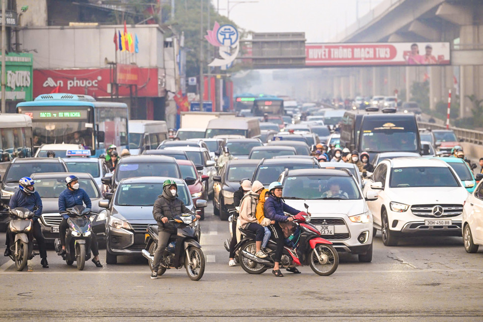 Nhiều trường hợp vượt đèn đỏ, hoặc đè vạch, lấn làn. (Ảnh: PV/Vietnam+)