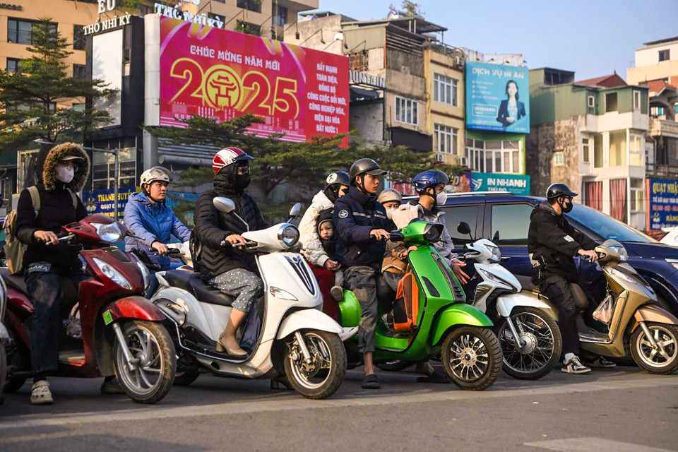 Lưu lượng xe cộ trên các trục đường chính rất đông, thường xuyên xảy ra tình trạng ùn tắc cục bộ. Tuy nhiên, đại đa số người dân đều chấp hành nghiêm túc hiệu lệnh của đèn tín hiệu. (Ảnh: PV/Vietnam+)