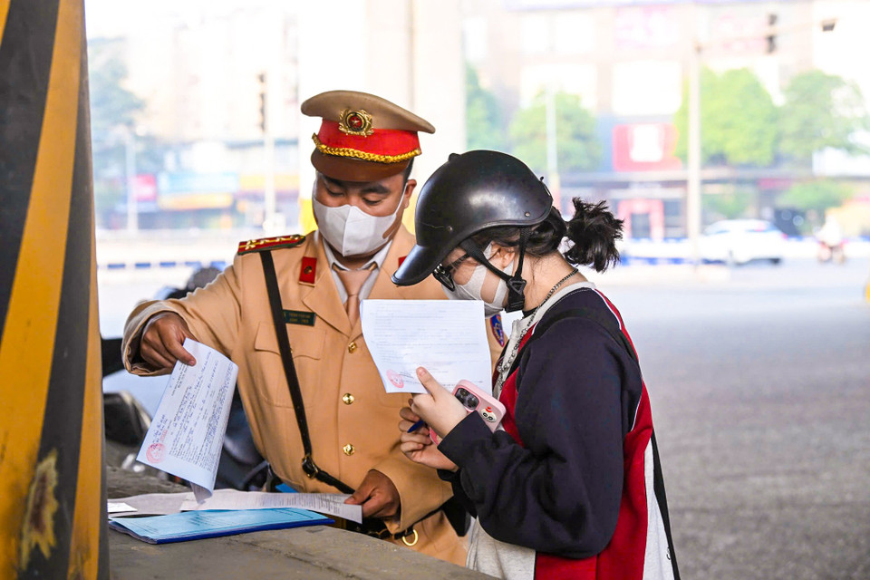 Bạn H. sinh viên một trường đại học ở Hà Nội bị tạm dừng phượng tiện để xử phạt khi vượt đèn đỏ. Theo quy định mới, người điều khiển xe mô tô, xe gắn máy, các loại xe tương tự xe mô tô và các loại xe tương tự xe gắn máy không chấp hành hiệu lệnh của đèn tín hiệu giao thông sẽ bị phạt tiền từ 4-6 triệu đồng (Ảnh: PV/Vietnam+)