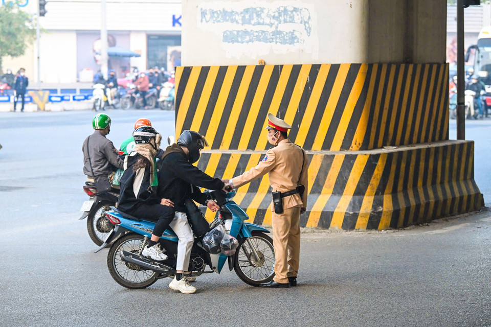 Trước đó theo Cục Cảnh sát giao thông Bộ Công an, trong ngày 1/1/2025 cũng là ngày đầu Nghị định 168/2024/NĐ-CP về quy định xử phạt vi phạm hành chính trong lĩnh vực giao thông đường bộ, trừ điểm, phục hồi điểm giấy phép lái xe, chính thức có hiệu lực, lực lượng Cảnh sát giao thông Công an các địa phương đã kiểm tra, phát hiện xử lý 13.591 trường hợp vi phạm; phạt tiền (dự kiến) 27 tỷ 978 triệu đồng. (Ảnh: PV/Vietnam+)