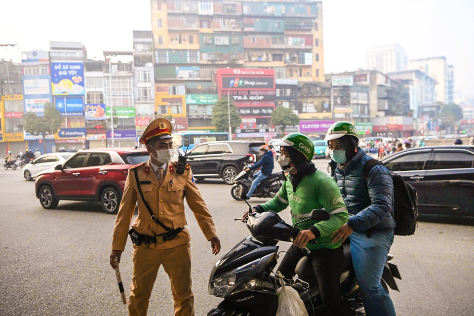 Chính phủ ban hành Nghị định 168/2024/NĐ-CP quy định xử phạt vi phạm hành chính về trật tự, an toàn giao thông trong lĩnh vực giao thông đường bộ; trừ điểm, phục hồi điểm giấy phép lái xe, có hiệu lực từ 1/1/2025. Đây là thay đổi nhằm răn đe mạnh mẽ những vi phạm của người dân khi tham gia giao thông. (Ảnh: PV/Vietnam+)