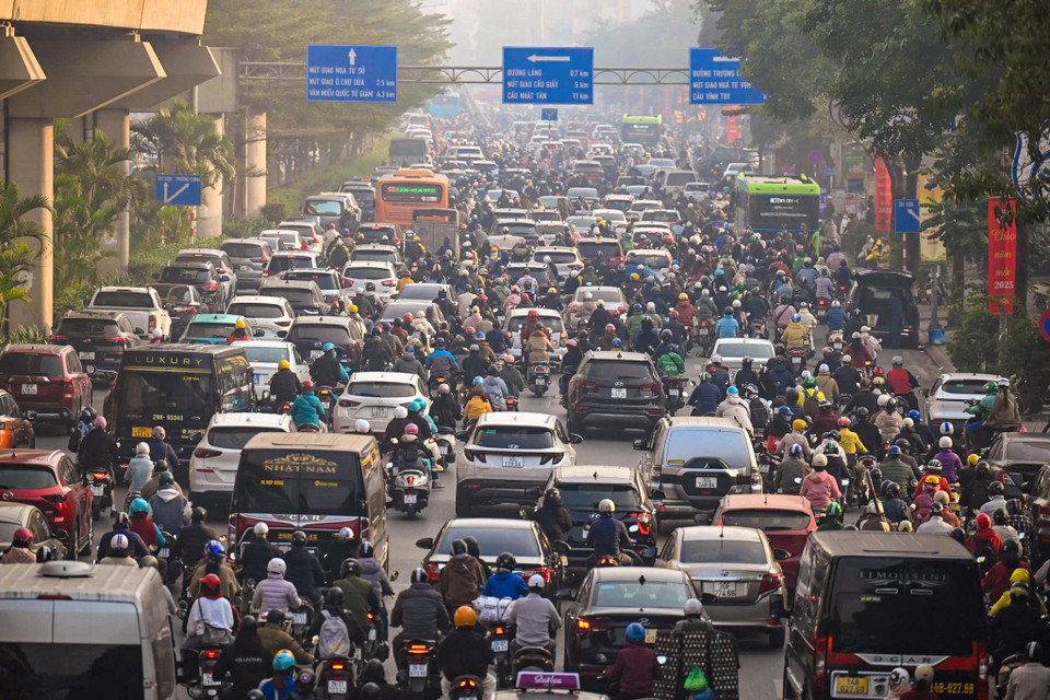 Đây cũng là ngày đầu tiên người dân quay trở lại làm việc sau Tết Dương lịch 2025. Lượng phương tiện khá đông trên nhiều tuyến đường ở Hà Nội dẫn đến tình trạng ùn tắc ở nhiều ngã tư. (Ảnh: PV/Vietnam+)
