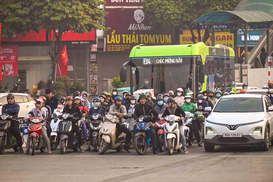 Dù xảy ra ùn tắc nhưng người dân nghiêm chỉnh chấp hành hiệu lệnh của đèn tín hiệu tại các nút giao. (Ảnh: PV/Vietnam+)