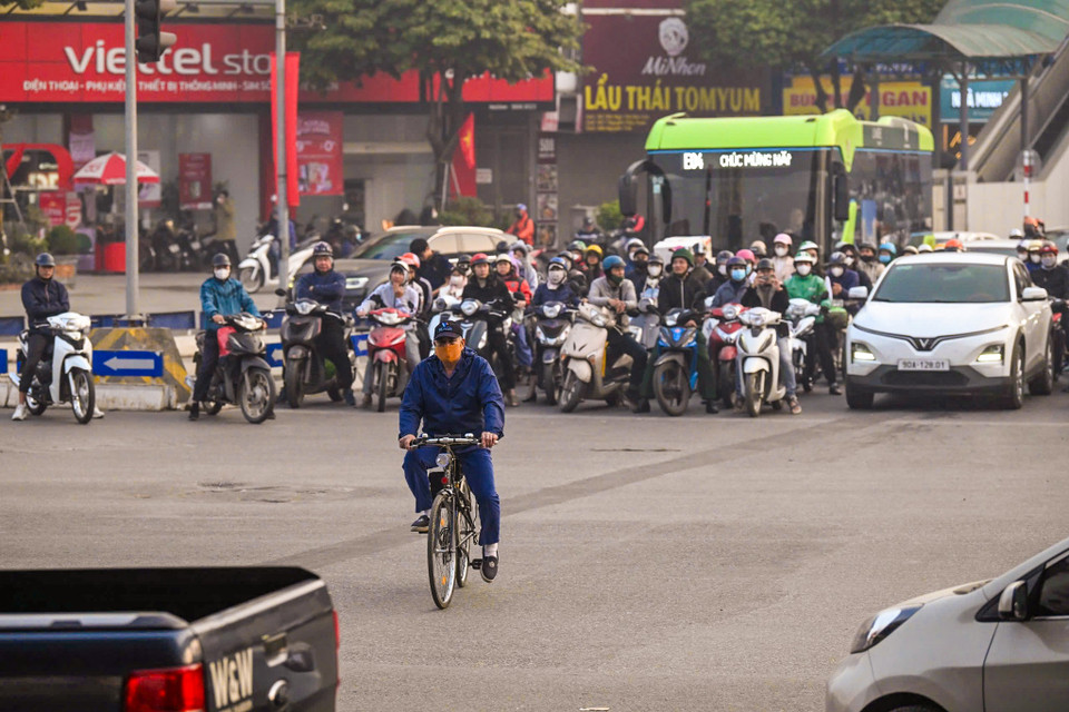 Tuy nhiên vẫn còn số ít trường hợp chưa tuân thủ quy định tín hiệu đèn giao thông, bất chấp vượt đèn đỏ. (Ảnh: PV/Vietnam+)