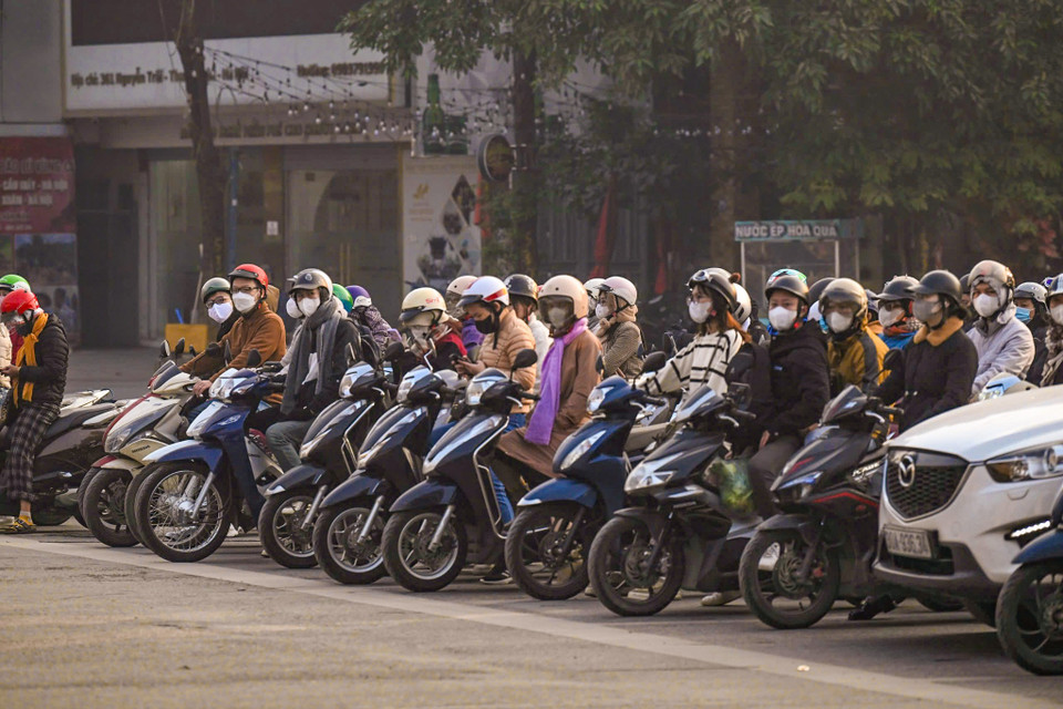 Hình ảnh các phương tiện chấp hành nghiêm chỉnh, dừng xe ngay ngắn trước vạch, đúng phần đường trên nhiều tuyến phố Hà Nội như ngã 5 Ô Chợ Dừa, Chùa Bộc, Tây Sơn, Nguyễn Trãi. (Ảnh: PV/Vietnam+)