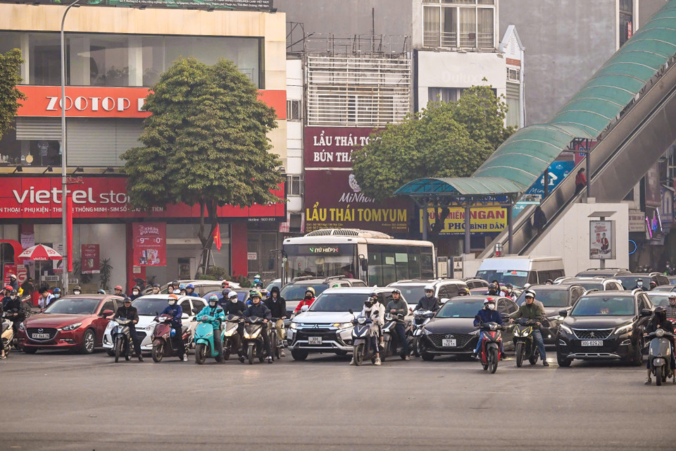 Lực lượng Cảnh sát Giao thông Công an thành phố Hà Nội đã ra quân triển khai đồng bộ các biện pháp tuyên truyền, hướng dẫn và xử lý vi phạm, để đảm bảo an ninh trật tự, an toàn giao thông trên toàn địa bàn. (Ảnh: PV/Vietnam+)
