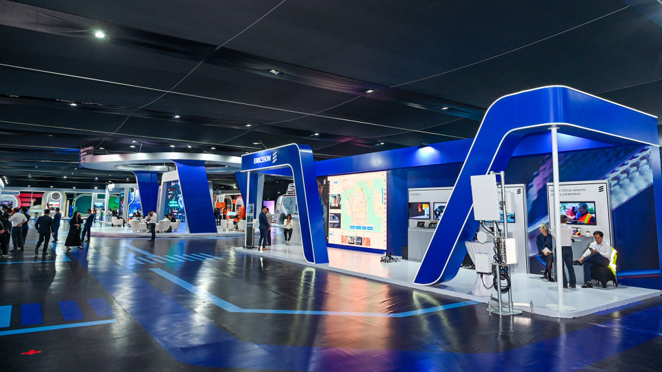 Gian hàng trưng bày của Ericsson giới thiệu các thiết bị phần cứng và các giải pháp an ninh mạng. (Ảnh: Minh Sơn/Vietnam+)