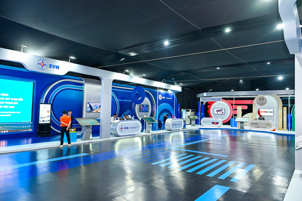 Triển lãm nằm trong khuôn khổ Lễ ký Công ước Hà Nội diễn ra từ ngày 25-26/10. Chương trình dự kiến bao gồm, ngoài phiên khai mạc và bế mạc, Lễ mở ký và Hội nghị cấp cao sẽ có 1 phiên thảo luận toàn thể, 1 phiên ký, 4 phiên thảo luận cấp cao và 4 phiên trao đổi bàn tròn, 1 Gala dinner. (Ảnh: Minh Sơn/Vietnam+)