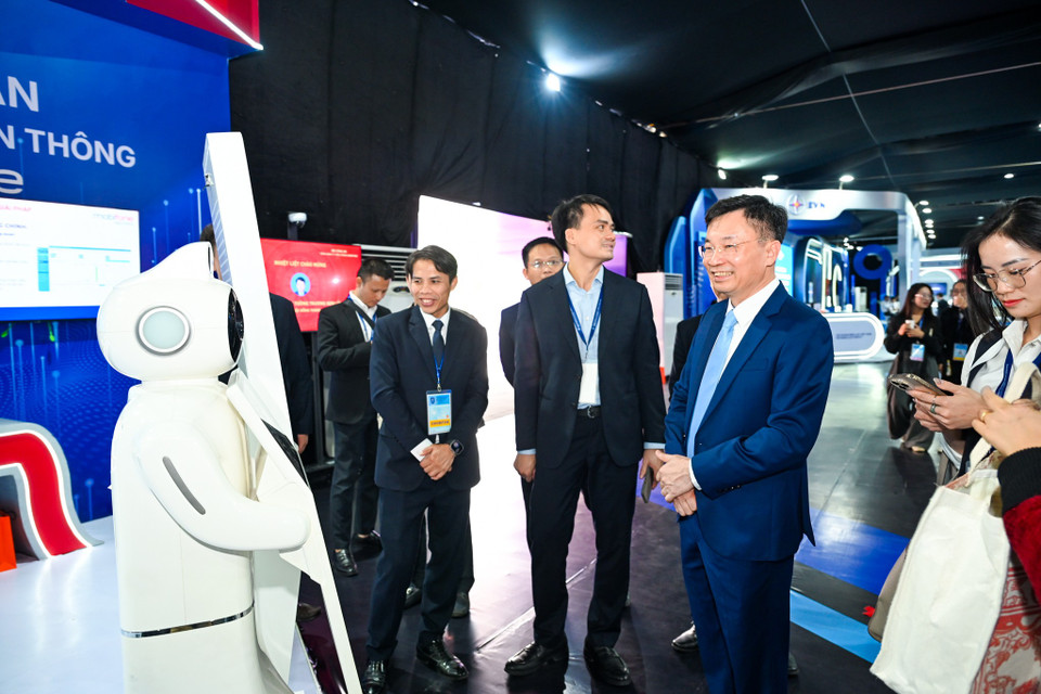 Thiếu tướng Trương Sơn Lâm - Chủ tịch Hội đồng thành viên Tổng công ty Viễn thông MobiFone tại gian hàng của MobiFone, doanh nghiệp an ninh - quốc phòng thuộc Bộ Công an. (Ảnh: Minh Sơn/Vietnam+)