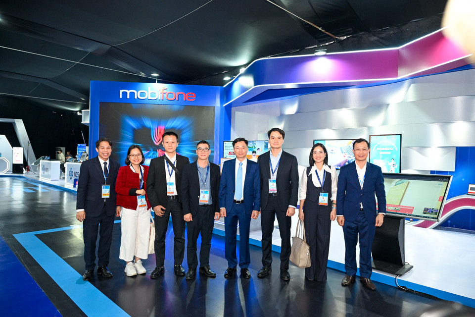 Tại Triển lãm, Mobi Fone đã giới thiệu Nền tảng Hành chính Công - Chính quyền số hai cấp, triển khai tại Hà Nội và Thái Nguyên, góp phần thúc đẩy chính quyền điện tử phi địa giới hành chính. Các Giải pháp tích hợp Al nhận diện sinh trắc học, Kiosk Tiếp dân, Robot hỗ trợ, MobiFone Meet, MobiEdu-Moocs, MobiFone Smart Travel cùng nền tảng Cloud và an ninh mạng, phục vụ Chính phủ, Bộ ngành và doanh nghiệp. (Ảnh: Minh Sơn/Vietnam+)