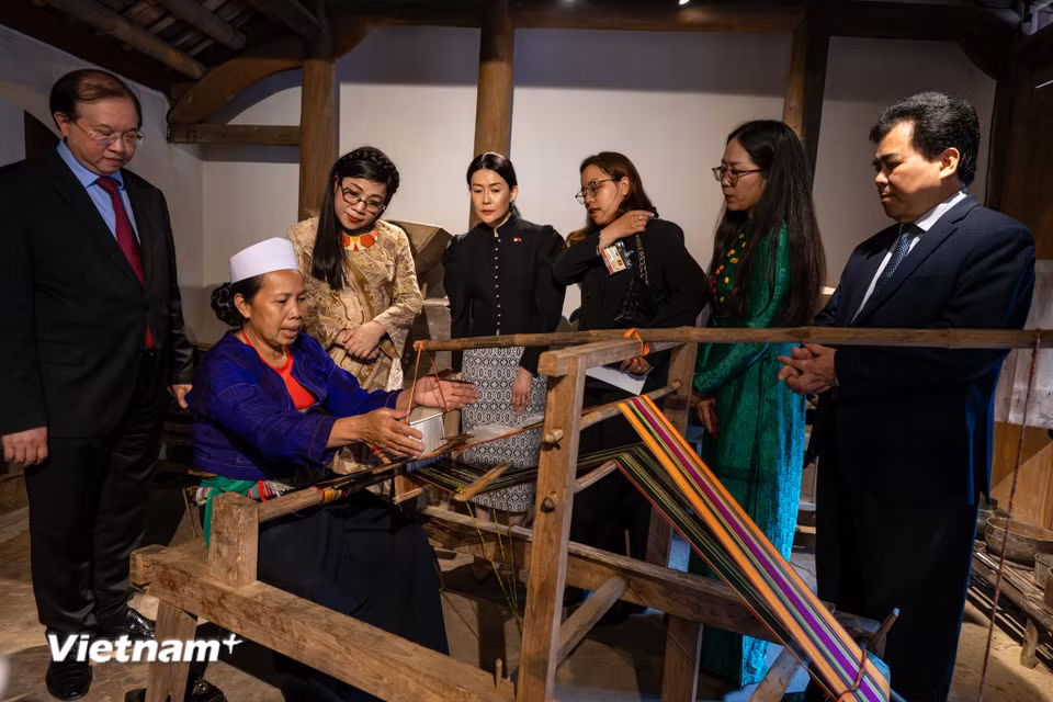 Hai Phu nhân đã được chứng kiến bà con dân tộc Mường dệt thổ cẩm. Nghề dệt thổ cẩm truyền thống của người Mường không chỉ là một hoạt động sản xuất thủ công mà còn mang đậm giá trị văn hóa, phản ánh đời sống, phong tục tập quán và bản sắc riêng biệt của cộng đồng người Mường. (Ảnh: PV/Vietnam+)