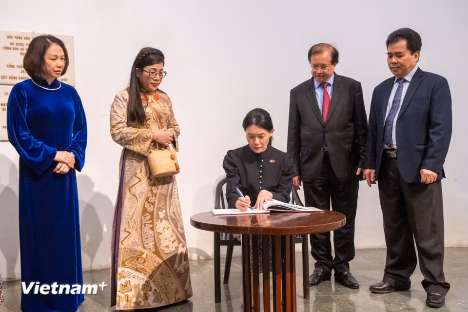 Phu nhân Thủ tướng Singapore ghi lại lưu bút tại Bảo tàng. (Ảnh: PV/Vietnam+)