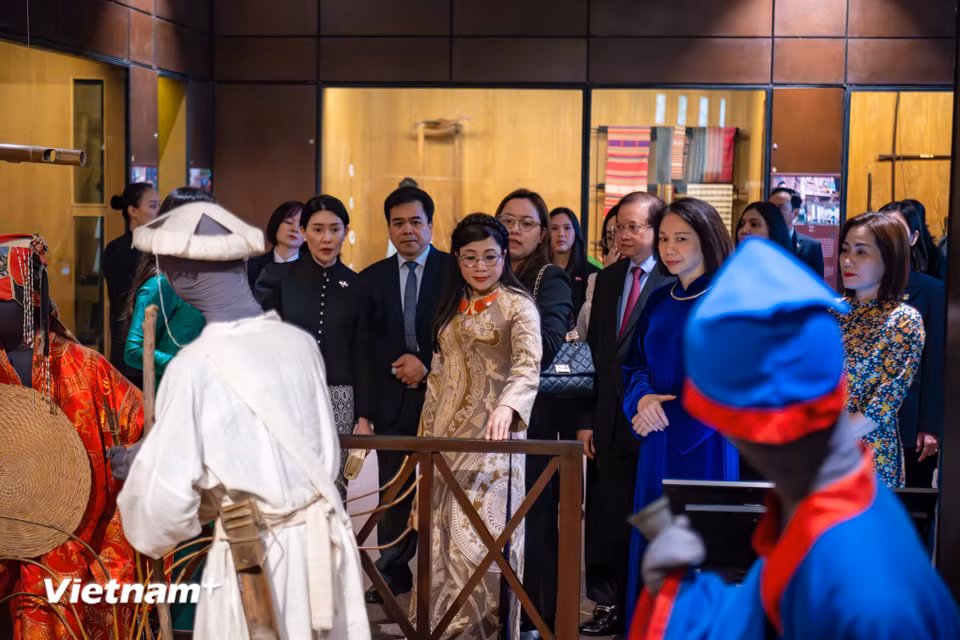 Hai Phu nhân có trải nghiệm thú vị như một hành trình từ Bắc vào Nam, khám phá các dân tộc thuộc các nhóm: Việt - Mường, Tày-Thái, Kadai, H'mông - Dao, Hán - Tạng, Môn - Khơme, Nam Đảo. (Ảnh: PV/Vietnam+)