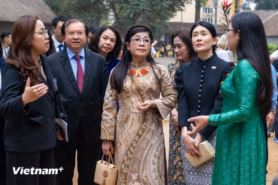 Chuyến thăm nhằm tìm hiểu về văn hóa đa dạng của 54 dân tộc anh em trên khắp đất nước Việt Nam.​ (Ảnh: PV/Vietnam+)