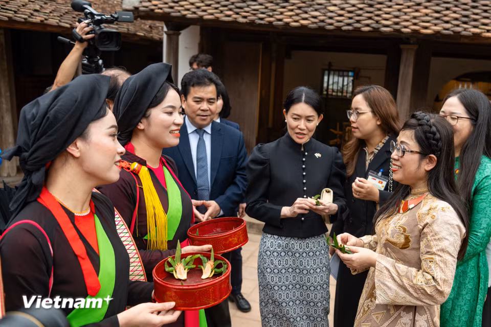 Các nghệ sĩ dân ca quan họ Bắc Ninh hát bài "Mời nước mời trầu" để chào đón hai vị khách quý. (Ảnh: PV/Vietnam+)