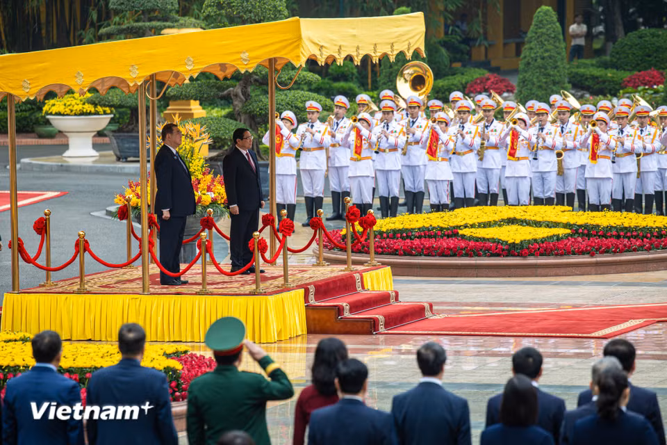 Quan hệ Việt Nam-Nhật Bản tiếp tục đà phát triển thực chất, toàn diện trên tất cả các lĩnh vực sau hơn một năm nâng cấp quan hệ lên Đối tác chiến lược toàn diện; trong đó tin cậy chính trị tiếp tục được củng cố, hợp tác kinh tế tiếp tục là trụ cột chính. (Ảnh: Minh Sơn/Vietnam+)