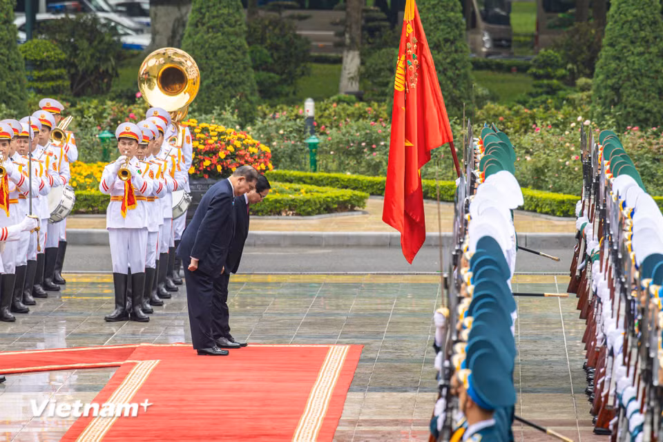 Sau khi nghe Quốc thiều hai nước, Thủ tướng Phạm Minh Chính và Thủ tướng Nhật Bản Ishiba Shigeru rời bục, bước tới cúi chào quân kỳ và duyệt Đội Danh dự Quân đội nhân dân Việt Nam. (Ảnh: Minh Sơn/Vietnam+)