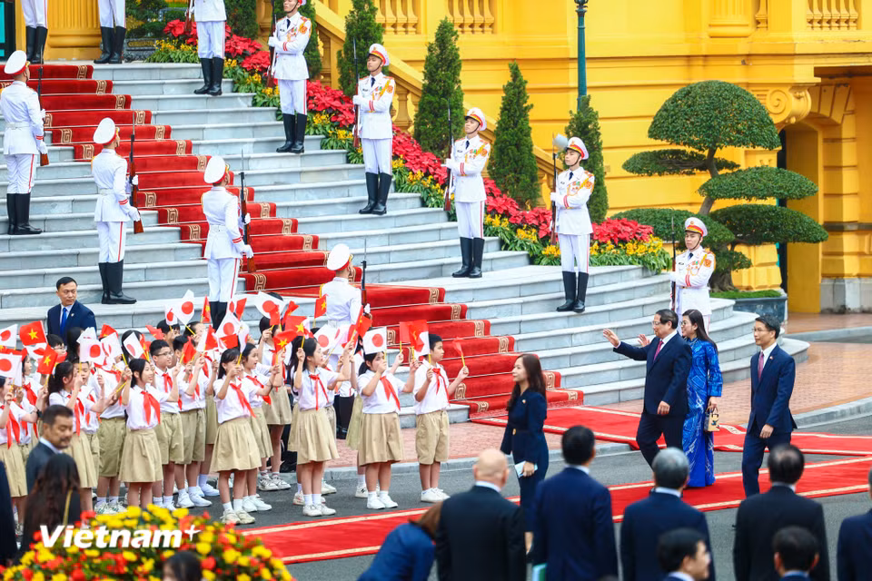 Sáng 28/4, tại Phủ Chủ tịch, Thủ tướng Phạm Minh Chính và Phu nhân đã chủ trì Lễ đón chính thức Thủ tướng Nhật Bản Ishiba Shigeru và Phu nhân thăm chính thức Việt Nam. (Ảnh: Minh Sơn/Vietnam+)