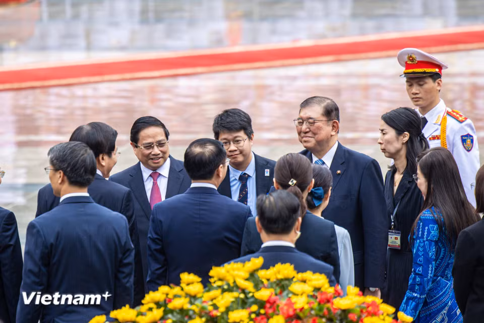 Tiếp đó, hai nhà lãnh đạo giới thiệu thành phần Đoàn cấp cao hai nước tham dự Lễ đón. (Ảnh: Minh Sơn/Vietnam+)